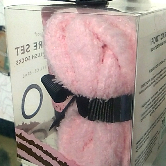 NWT-  Foot Spa set with rosewater foot lotion and pink fuzzy socks - Picture 2 of 3